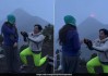 外国男子在危地马拉求婚女友，火山突然爆发，网友：小说里的情节